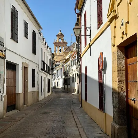 Junto Al Palacio De Viana